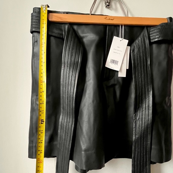 Vince Camuto black leather shorts with tie belt - Picture 6 of 7